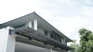 หลังคาโพลีคาร์บอเนต หรือโพลีตัน ทางเลือกทำโรงจอดรถแบบประหยัด