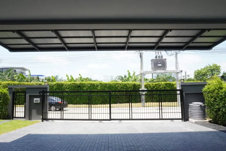 ตัวอย่างหลังคาโรงรถไวนิลที่ติดตั้งอยู่บริเวณหน้าบ้าน-2-1