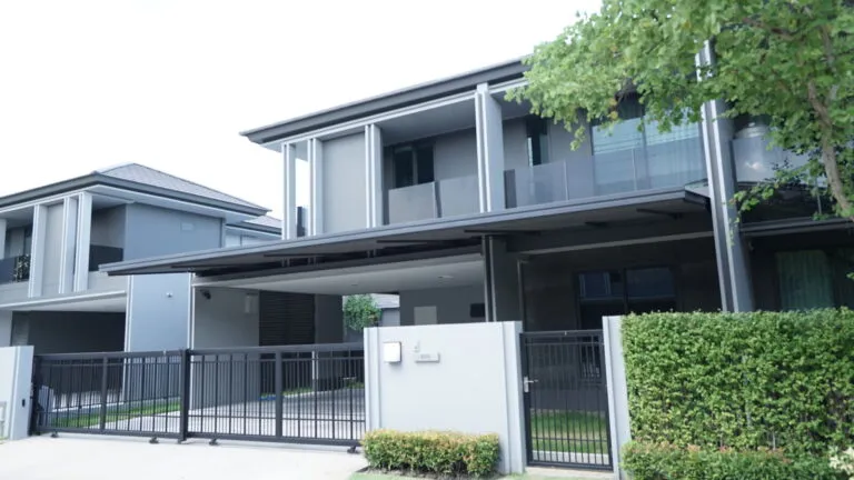 การต่อเติมหลังคาโรงรถในหมู่บ้าน-1