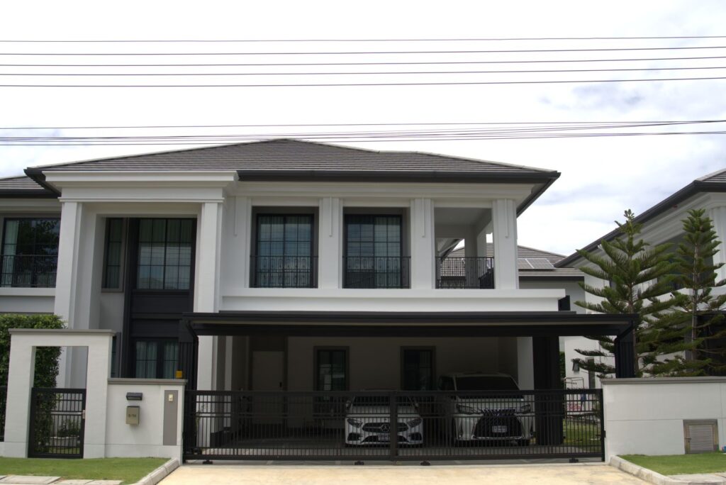 การติดตั้งหลังคาโรงรถ 3 จอดที่เชื่อมต่อกับตัวบ้าน