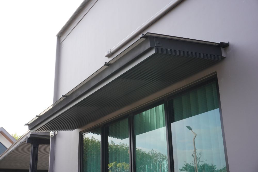 การติดตั้งกันสาดไร้เสาเพื่อกันแดดและกันฝนเหนือหน้าต่าง