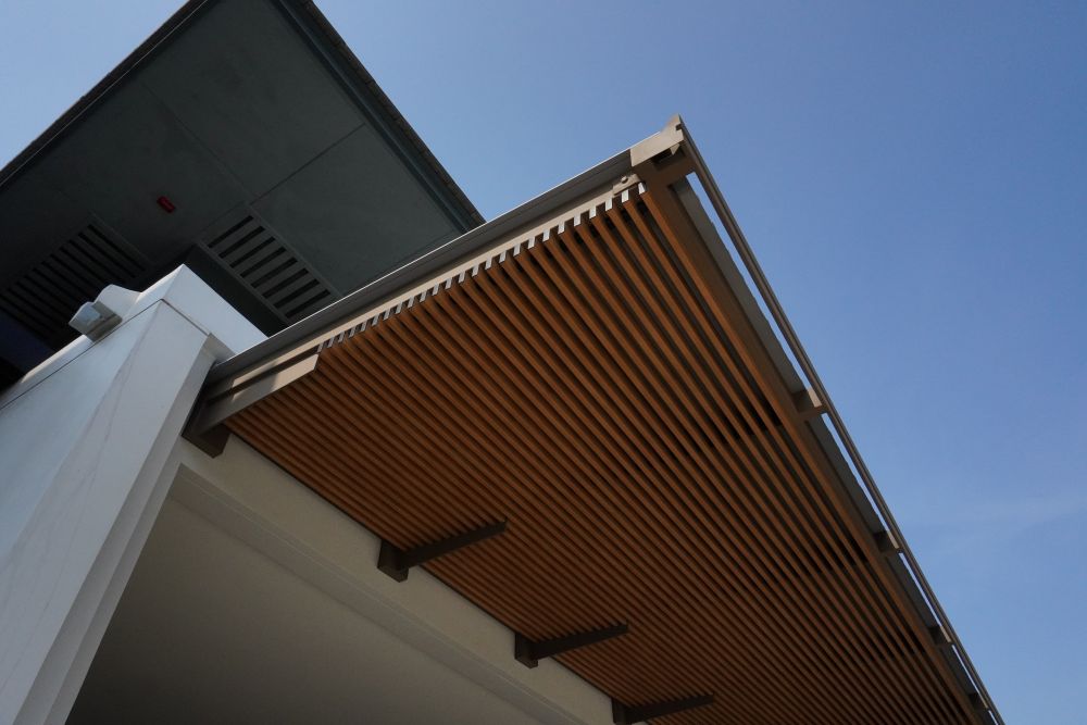 ตัวอย่างกันสาดหน้าบ้านแบบไม่มีเสาโดย ROOVTECT