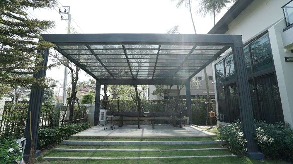 การติดตั้งหลังคาโปร่งแสงบริเวณสวนข้างบ้าน