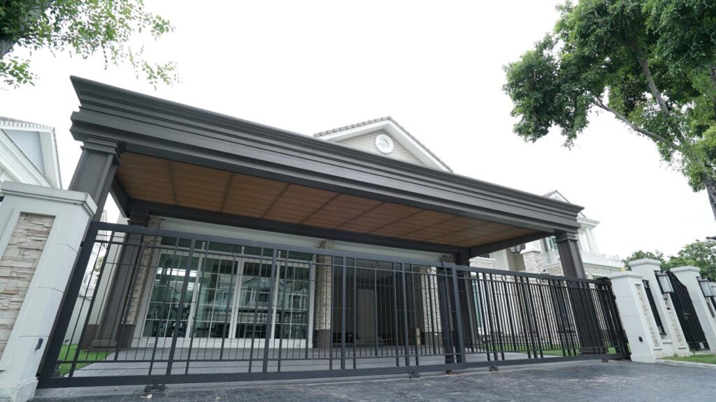 การต่อเติมกันสาดหน้าบ้านเพื่อให้ร่มเงาและใช้เป็นพื้นที่จอดรถ