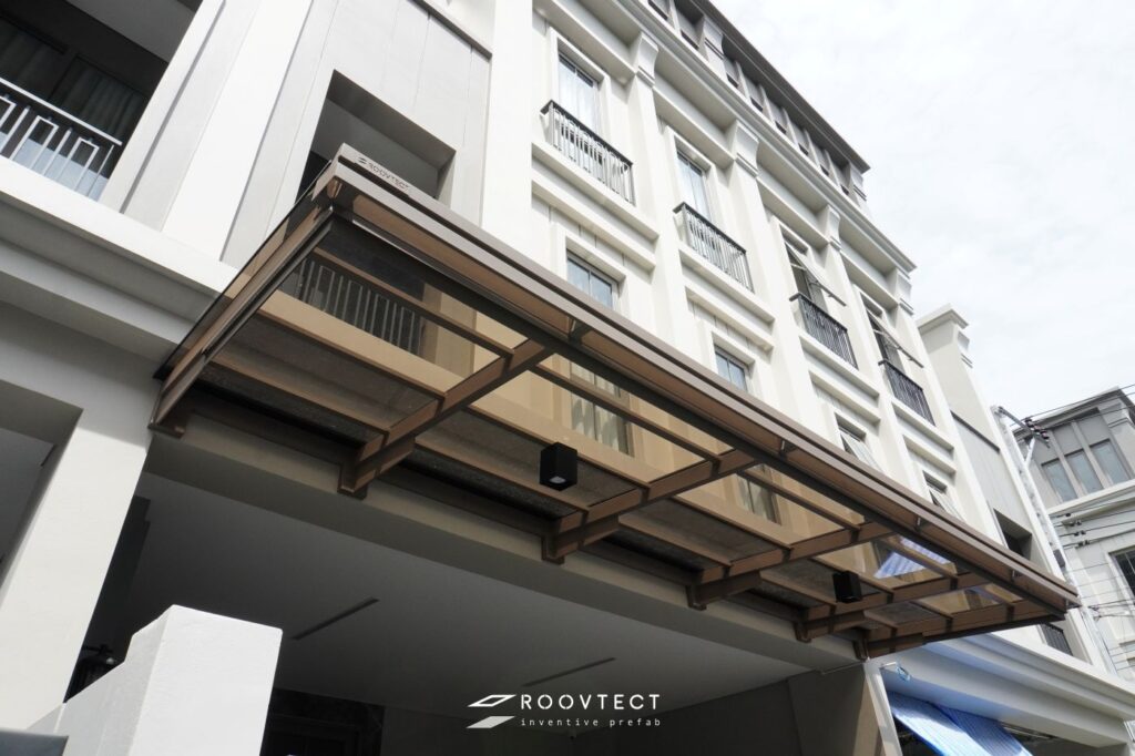  ต่อเติมหลังคาหน้าบ้านงบ 100,000 บาท ด้วยหลังคาโปร่งแสงที่ช่วยกันความร้อน 