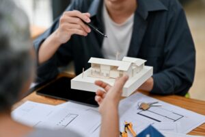 สถาปนิกเปรียบเทียบหลังคา Shinkolite กับ Vinyl ให้เจ้าของบ้านดู