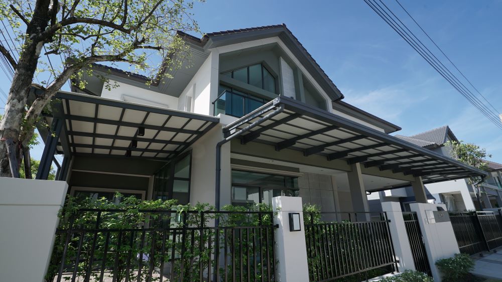 ตัวอย่างบ้านที่ต่อเติมหลังคาไวนิลท้องเรียบ