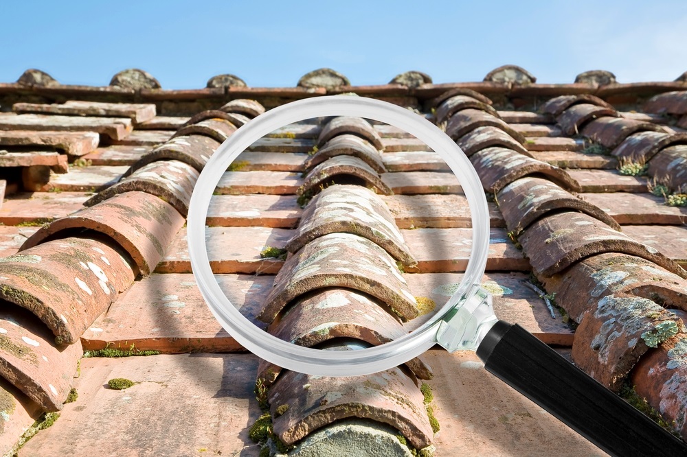 หลังคาบ้านเสื่อมสภาพจากการใช้งานมานาน ทำให้รั่วซึม