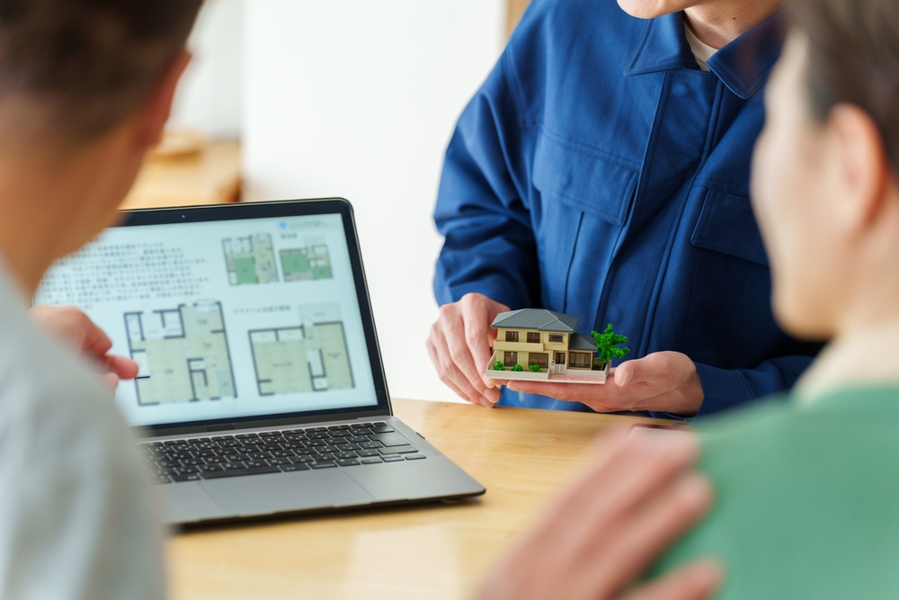 เจ้าของบ้านกำลังดูแบบแปลนเพื่อนำไปยื่นกู้รีโนเวทบ้าน