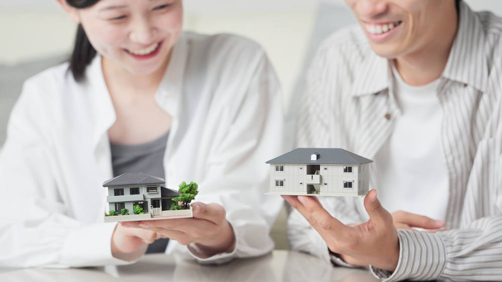 คู่สามีภรรยากำลังเลือกโมเดลบ้าน เพื่อกู้เงินมาตกแต่งบ้าน