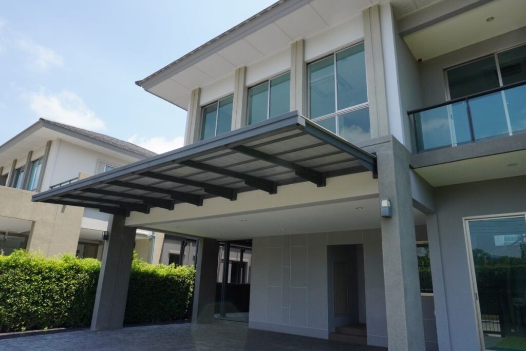 งานต่อเติมกันสาดบ้านทิศใต้ด้วยไวนิล ลดความร้อนไม่ให้เข้าในตัวบ้าน