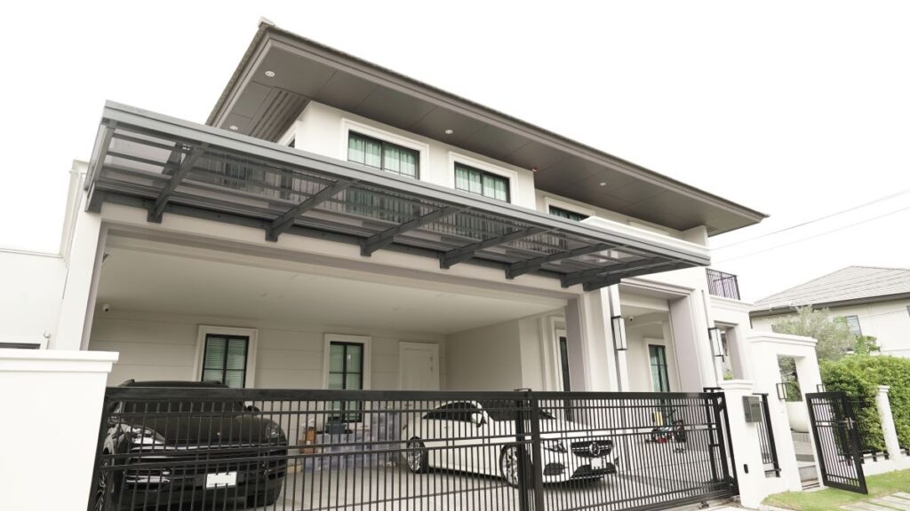 บ้านที่ต่อเติมหลังคารถแบบโปร่ง ไม่ทำให้บ้านมืดหรือทึบ