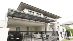 บ้านที่ต่อเติมหลังคารถแบบโปร่ง ไม่ทำให้บ้านมืดหรือทึบ