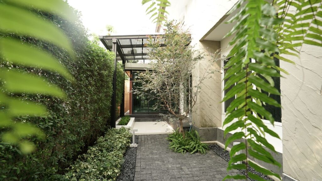 ไอเดียการทำหลังคาสวนข้างบ้านให้ใช้เป็นพื้นที่นั่งเล่นได้